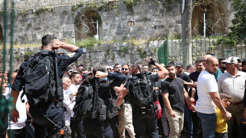 ذكرت الشرطة الإسرائيلية أنها اعتقلت 3 فلسطينيين في محيط المسجد الأقصى بعد انتهاء صلاة الجمعة الأخيرة من شهر رمضان