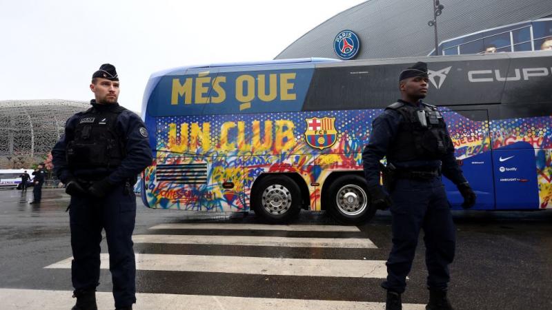 الشرطة الفرنسية تحمي حافلة برشلونة لدى وصولها ملعب بارك دي برنس