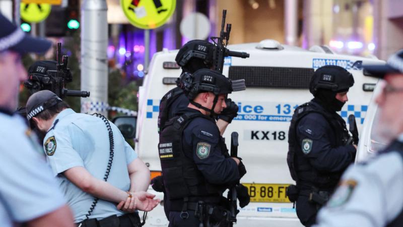 طوقت الشرطة الأسترالية المنطقة وأخلت المركز التجاري بعد الهجوم 