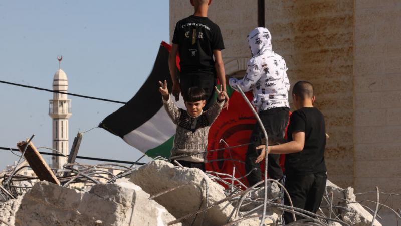 تم رفع العلم الفلسطيني على منزل الأسير أحمد زيدات
