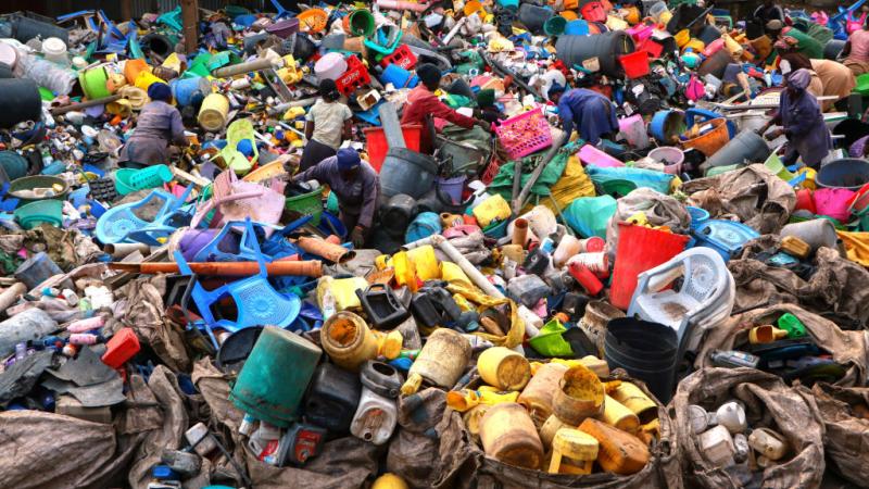 يتسرب حوالي 11 مليون طن من البلاستيك إلى المحيط كل عام-  غيتي