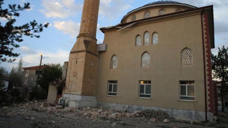 هوت مئذنة مسجد الفاتح في ولاية توكات التركية جراء قوة الزلزال - غيتي