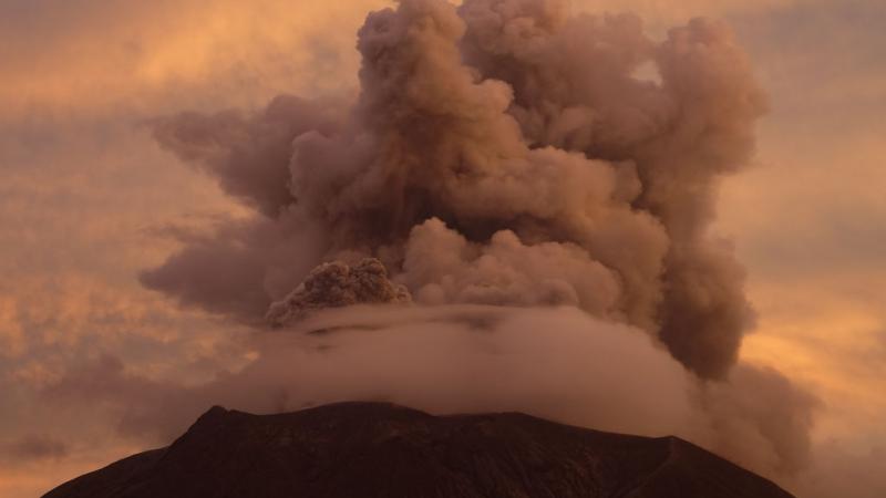 تقع إندونيسيا على "حزام النار" في المحيط الهادئ وهي منطقة تشهد نشاطًا بركانيًا وزلزاليًا كبيرًا
