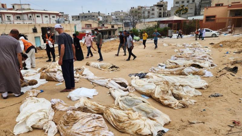 أثار الكشف عن تفاصيل جرائم المقابر الجماعية الأخيرة في غزة ضجة كبيرة عبر وسائل الإعلام العالمي