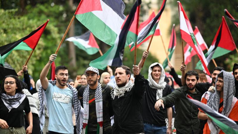 طالب مئات الطلاب في لبنان بوقف الحرب الإسرائيلية على غزة