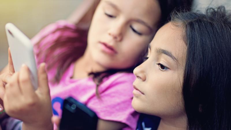 وجد العلماء أن استخدام الهواتف الذكية ووسائل التواصل الاجتماعي في مرحلة المراهقة يرتبط بالبارانويا والأوهام والهلوسة- غيتي