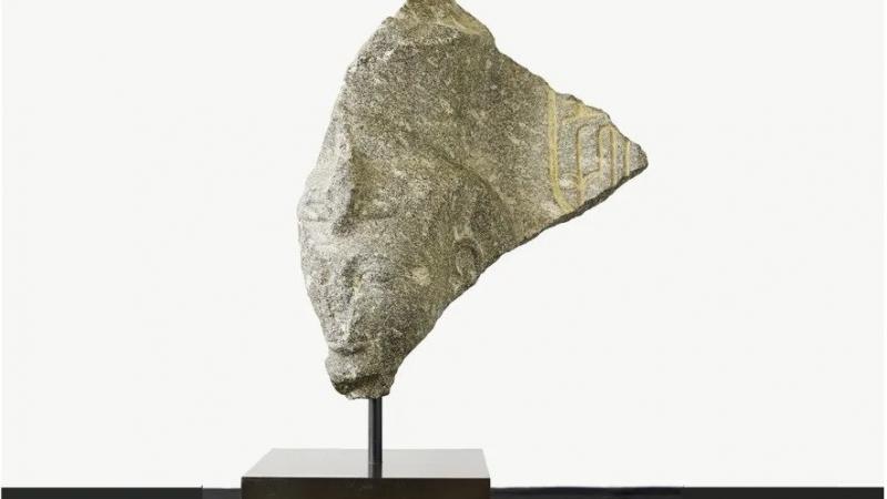 سُرق رأس التمثال من معبد رمسيس الثاني بمدينة أبيدوس القديمة بجنوب مصر