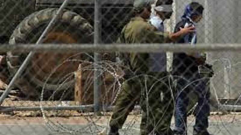 تحتجز إسرائيل في سجونها ما لا يقل عن 9 آلاف و100 فلسطيني