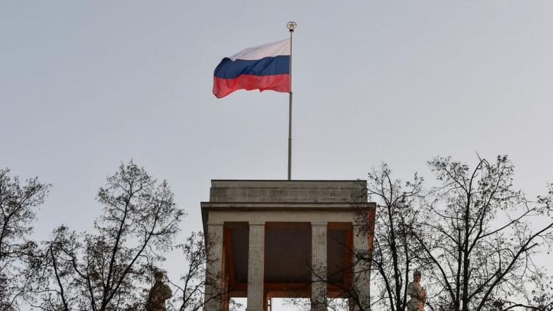 تسلق ستة أشخاص سور مبنى كان مقر قنصلية روسية ثم شرفة المبنى حيث وضعوا لافتات مناهضة لروسيا - إكس