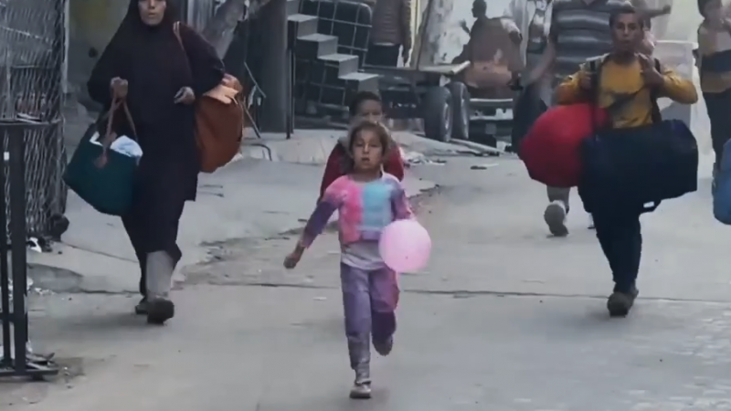 هربت الطفلة برفقة عائلتها من مخيم جباليا بشمال غزة على وقع القصف الإسرائيلي