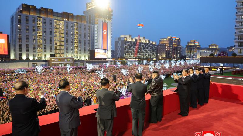 الكوريون الشماليون يقسمون على الولاء للزعيم كيم في عيد ميلاده - رويترز
