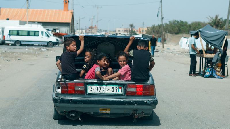 يوثق تقرير لـ"اليونيسف" فقدان مئات آلاف الأطفال وعائلاتهم منازلهم بسبب الحرب على غزة - رويترز