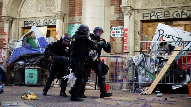 الشرطة الأميركية تنتزع بالقوة خيام الطلاب في جامعة كاليفورنيا - رويترز