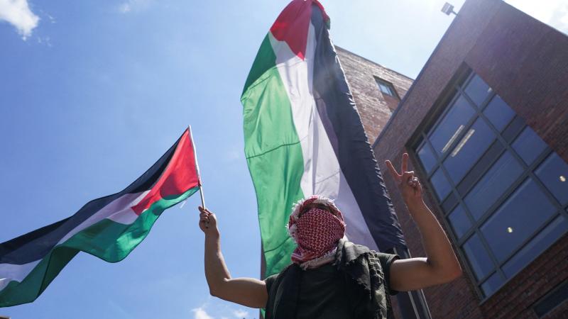 دأب موقع كناري ميشن على نشر صور الطلاب والأساتذة وأي من الأكاديميين الذين لا يتفقون مع إسرائيل ضمن القائمة السوداء - رويترز