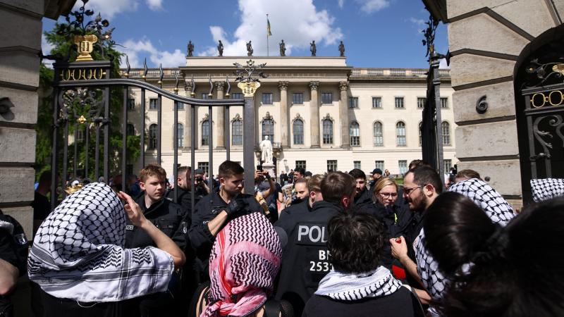 عرضت صحيفة بيلد صور 13 محاضرًا من أعضاء هيئة التدريس العاملين في جامعات مختلفة في برلين أيدوا احتجاجات الطلاب دعمًا لغزة - رويترز