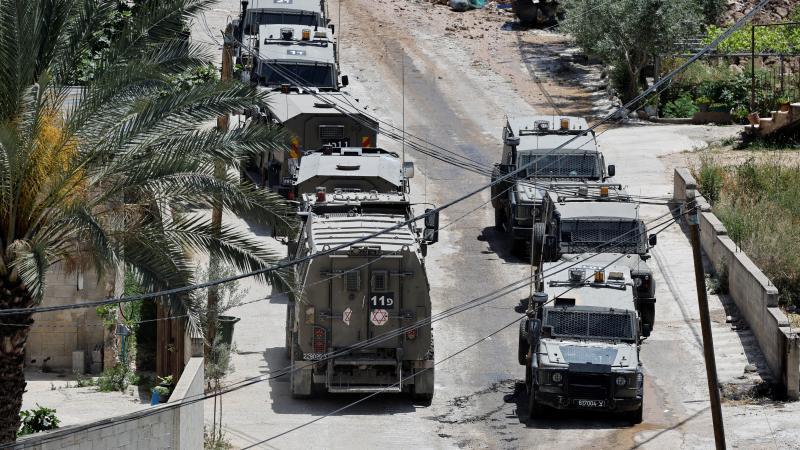 اعتقلت قوة إسرائيلية فلسطينيين من محافظة نابلس - رويترز