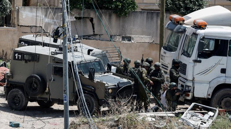 الاحتلال يهدم منزلي أسيرين ويعتقل مواطنين خلال اقتحاماته بالضفة - رويترز