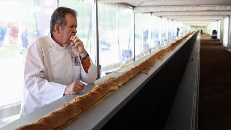 كان أطول رغيف خبز فرنسي مسجلًا في السابق باسم إيطاليا - رويترز