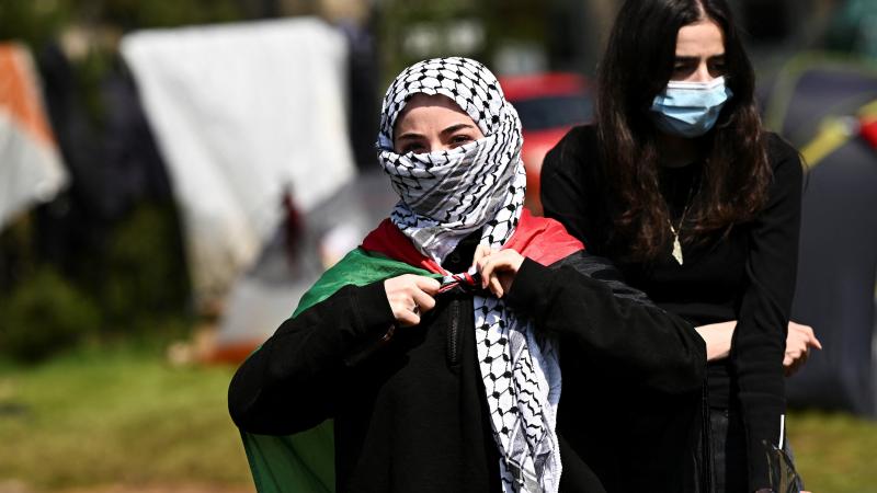 بدأ طلاب جامعتي أكسفورد وكامبريدج المرموقتين في بريطانيا مظاهرات مناصرة لفلسطين