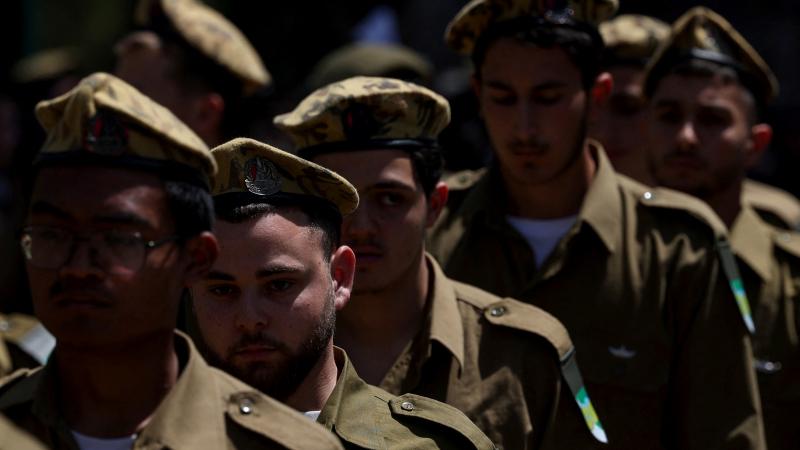 قالت والدة أحد جنود الاحتلال إن "عدم اتخاذ إسرائيل قرار اليوم التالي للحرب يؤدي إلى مقتل جنود لا داعي لمقتلهم"- رويترز