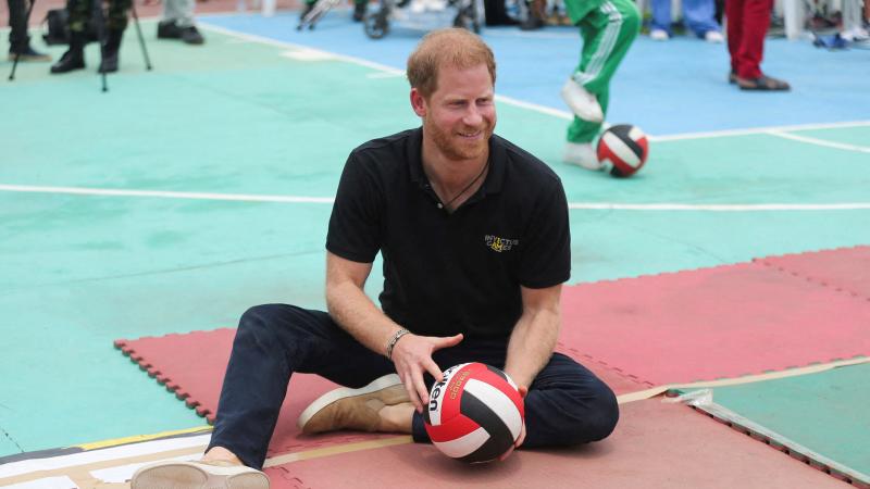لعب الأمير هاري مباراة كرة الطائرة في وضع الجلوس مع أشخاص من قدامى المحاربين في الجيش النيجيري - رويترز
