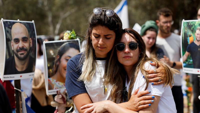 احتجت عائلات الجنود الإسرائيليين القتلى على تواجد مسؤولين في ما يُسمّوه "ذكرى الجنود القتلى"
