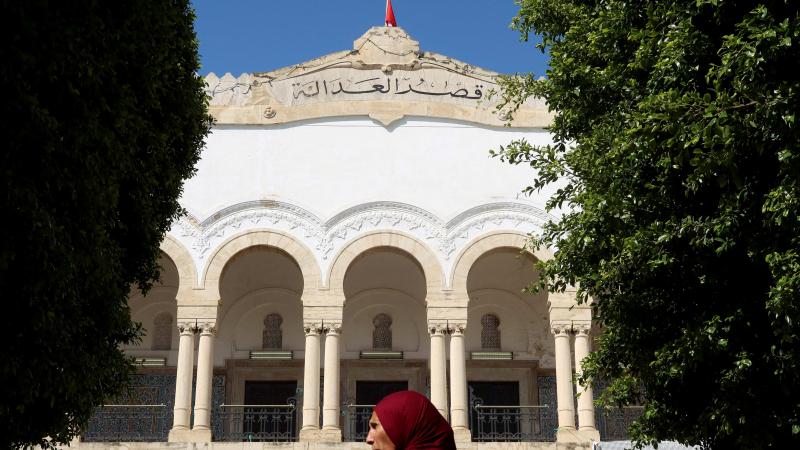 سجن إعلاميين تونسيين على ذمة التحقيق بسبب تصريحات - رويترز