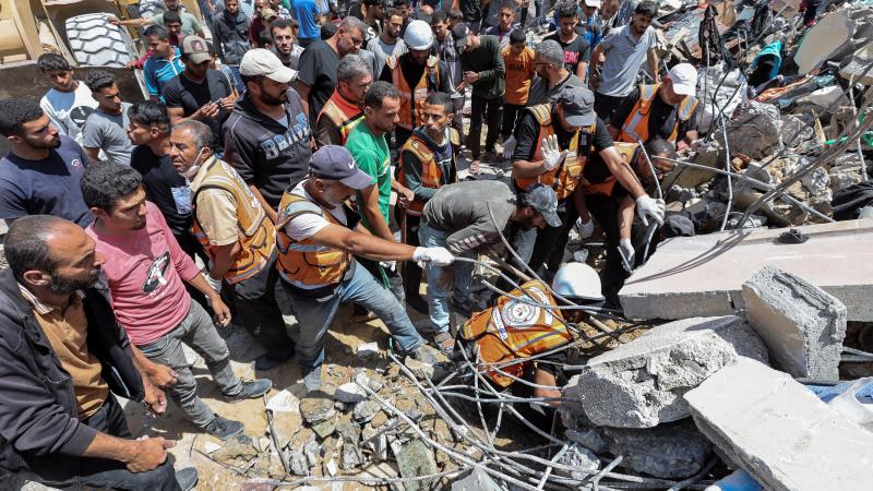 عشرات الشهداء والجرحى إثر استهداف الاحتلال للمدنيين بمدينة غزة - رويترز
