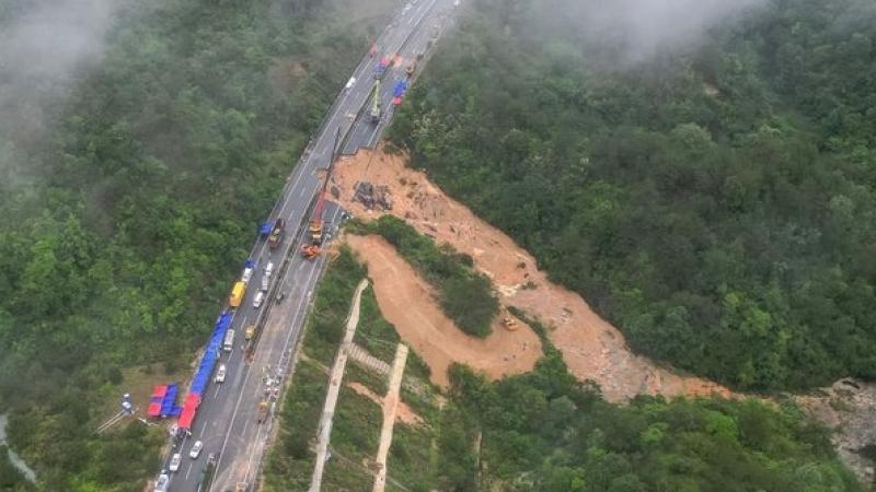انهار حوالي 18 مترًا من الطريق السريع الذي يربط مدينة ميتشو ومقاطعة دابو جنوبي الصين - إكس