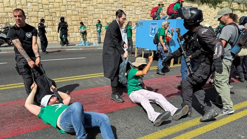 افترش المتظاهرون الأرض عند مدخل القدس- رويترز