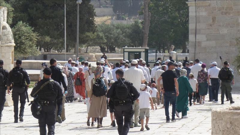 اقتحم مستوطنون المسجد الأقصى فيما عمدت الشرطة إلى إغلاق عدد من أبوابه أمام المصلين - الأناضول