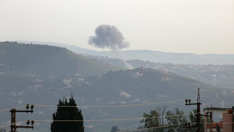 أعلن الجيش أنه شن غارتين على ما قال إنهما مبنيين عسكريين لحزب الله في منطقتي شبعا ومركبا جنوب لبنان
