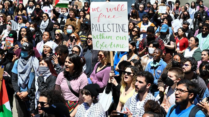 رضخت جامعة "جونز هوبكنز" التي لم تخرج عن مشهد احتجاجات الطلاب لمطالب المحتجين الداعمة لفلسطين - الأناضول
