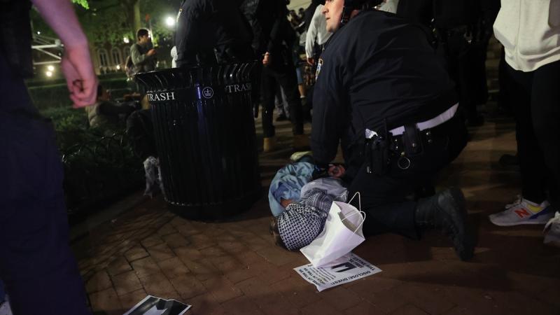 اعتقلت الشرطة الأميركية 25 محتجًا على الأقل خلال اشتباكات في جامعة فرجينيا