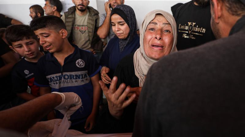 أغار الاحتلال على مدينة الزهراء شمال مخيم النصيرات حيث استشهد 7 فلسطينيين - الأناضول