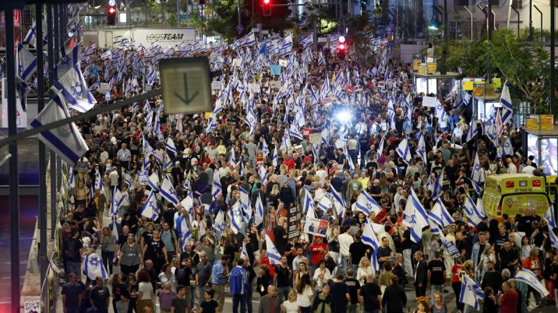تظاهر آلاف الإسرائيليين لمُطالبة الحكومة بالموافقة على صفقة تبادل الأسرى