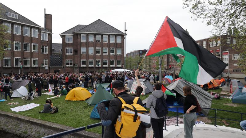 تدخلت الشرطة الهولندية لفض اعتصام الطلاب في جامعة أمستردام - الأناضول