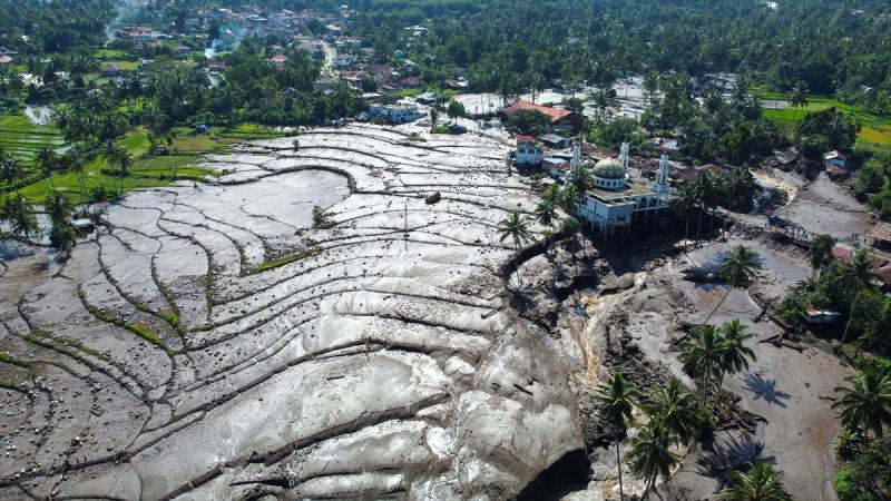 حوّلت الفيضانات أحياءً من سومطرة إلى بحر من الطين - الأناضول