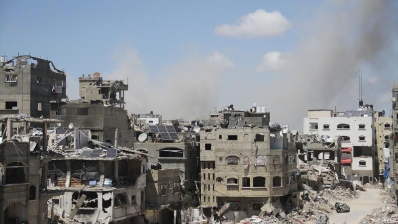 يواصل جيش الاحتلال الإسرائيلي شنّ الحرب على غزة حيث كثّف غاراته على شمال القطاع وجنوبه - الأناضول