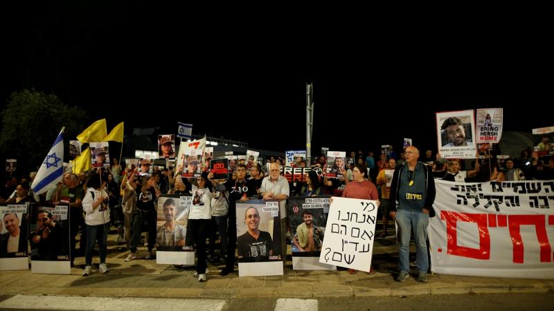 تظاهر عشرات الإسرائيليين في تل أبيب للمطالبة بإبرام صفقة تبادل أسرى