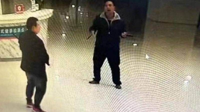 أظهرت صور رجلًا يوجّه سكينًا نحو رجل آخر حاملًا عصا في بهو المستشفى - وسائل التواصل