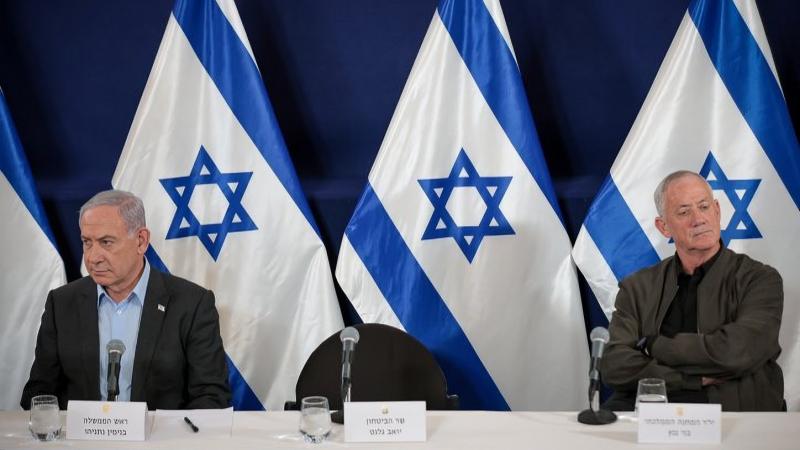 الوزير في حكومة الحرب الإسرائيلية بيني غانتس ورئيس الوزراء بنيامين نتنياهو