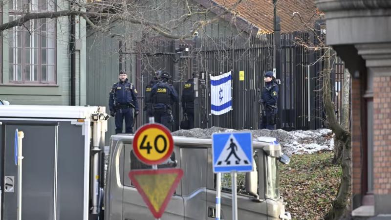 ألقت الشرطة السويدية القبض على عدة أشخاص وفتحت تحقيقًا فيما يشتبه في أنها جريمة بأسلحة خطيرة