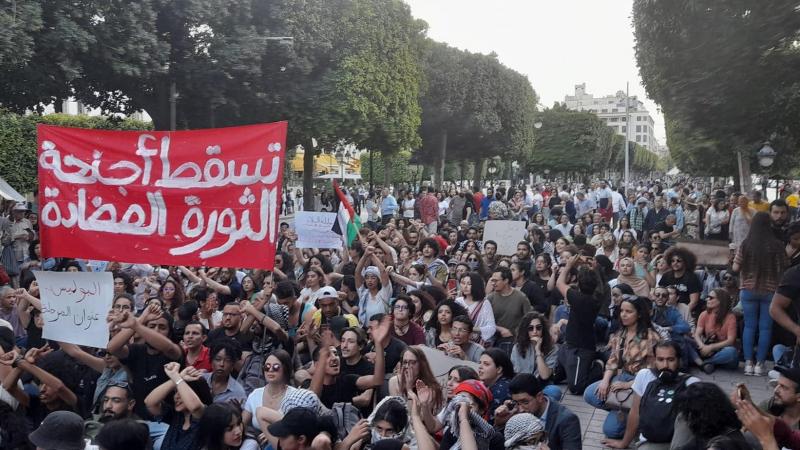 سار المتظاهرون في شارع الحبيب بورقيبة هاتفين "يسقط المرسوم (54)" - منصة إكس