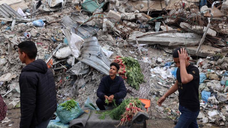 تضع إسرائيل العراقيل أمام دخول المساعدات ليعيش سكان غزة معاناة في الحصول على الغذاء والعلاج والدواء