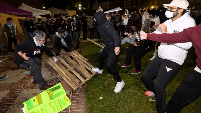 أفادت صحيفة طلاب جامعة كاليفورنيا بأن أنصار إسرائيل حاولوا بعنف هدم مخيم احتجاجي مؤيد للفلسطينيين في الحرم الجامعي - غيتي
