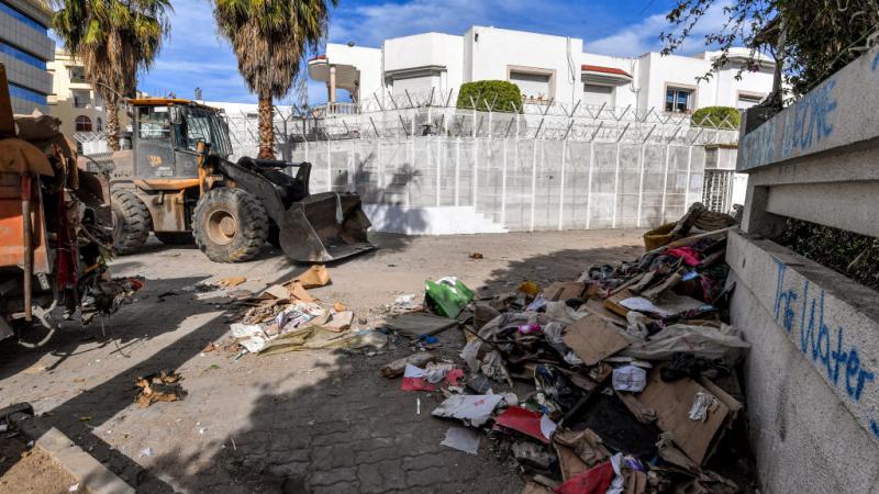 جرافة تابعة للأمن التونسي تجرف ما تبقى من خيام المهاجرين في العاصمة