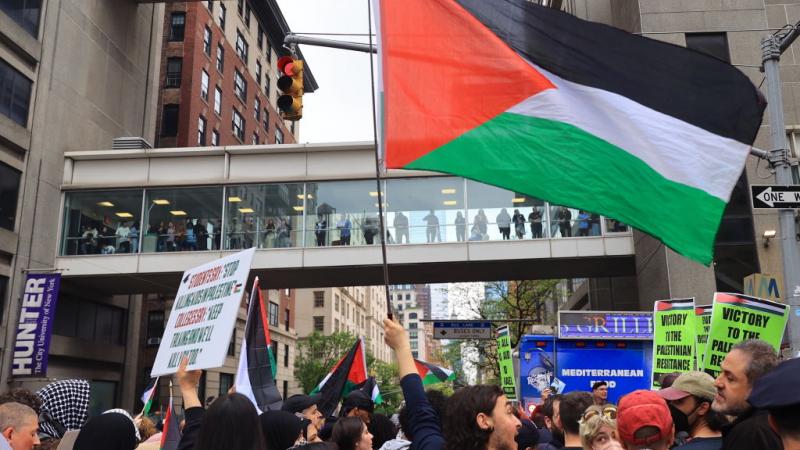 العلم الفلسطيني يرفرف أمام حفل ميت غالا في نيويورك - غيتي