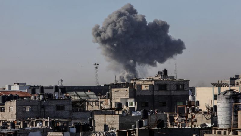 ألسنة الدخان تتصاعد من الأحياء الشرقية لمدينة رفح جراء القصف الإسرائيلي