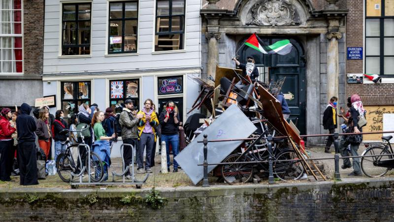 يحتج الطلاب في جامعة أمستردام على العلاقات الأكاديمية مع إسرائيل- غيتي